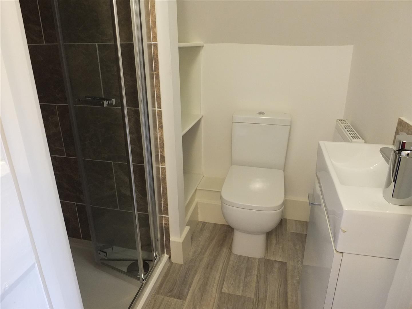 En suite Shower Room: